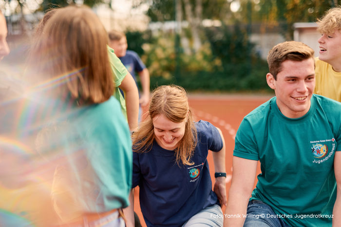 Jugendrotkreuzler*innen auf einem Sportplatz