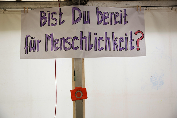 Handgeschriebenes Schild mit dem Text: Bist du bereit für Menschlichkeit?