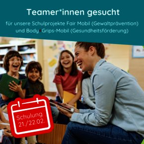 Eine junge Frau sitzt vor einer Gruppe Kinder. Sie liest aus einem Buch vor. Auf einem farbigen Ballken steht "Teamer*innen gesucht"